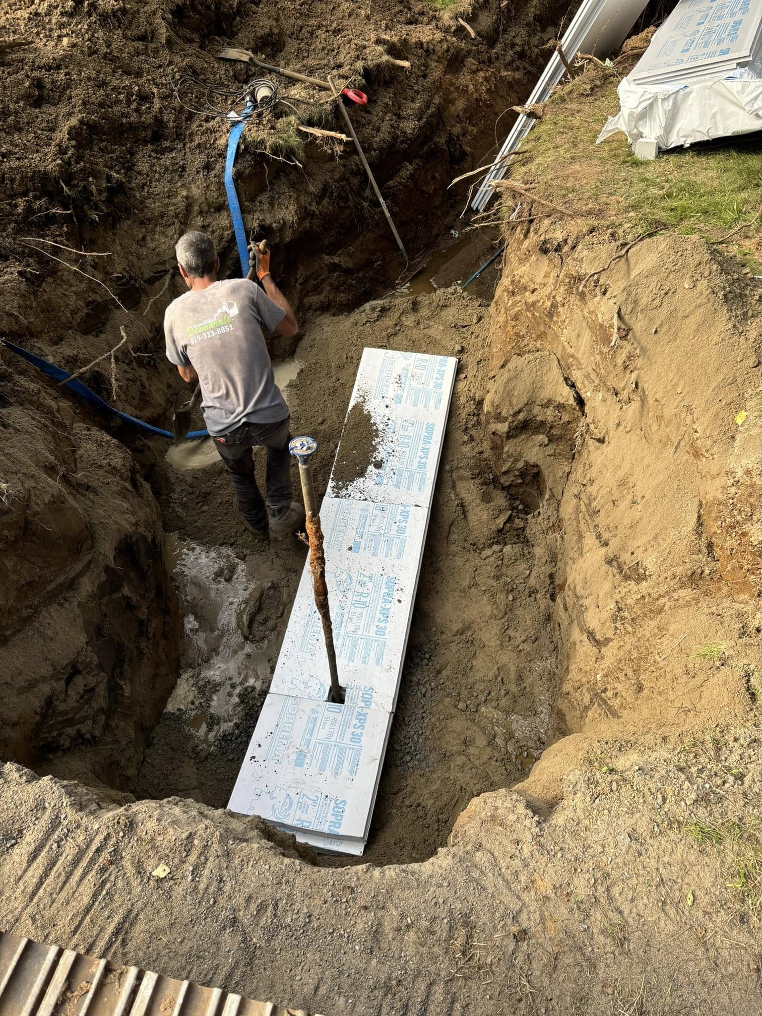 un de nos employés qui travaille dans un trou qu'on a creusé